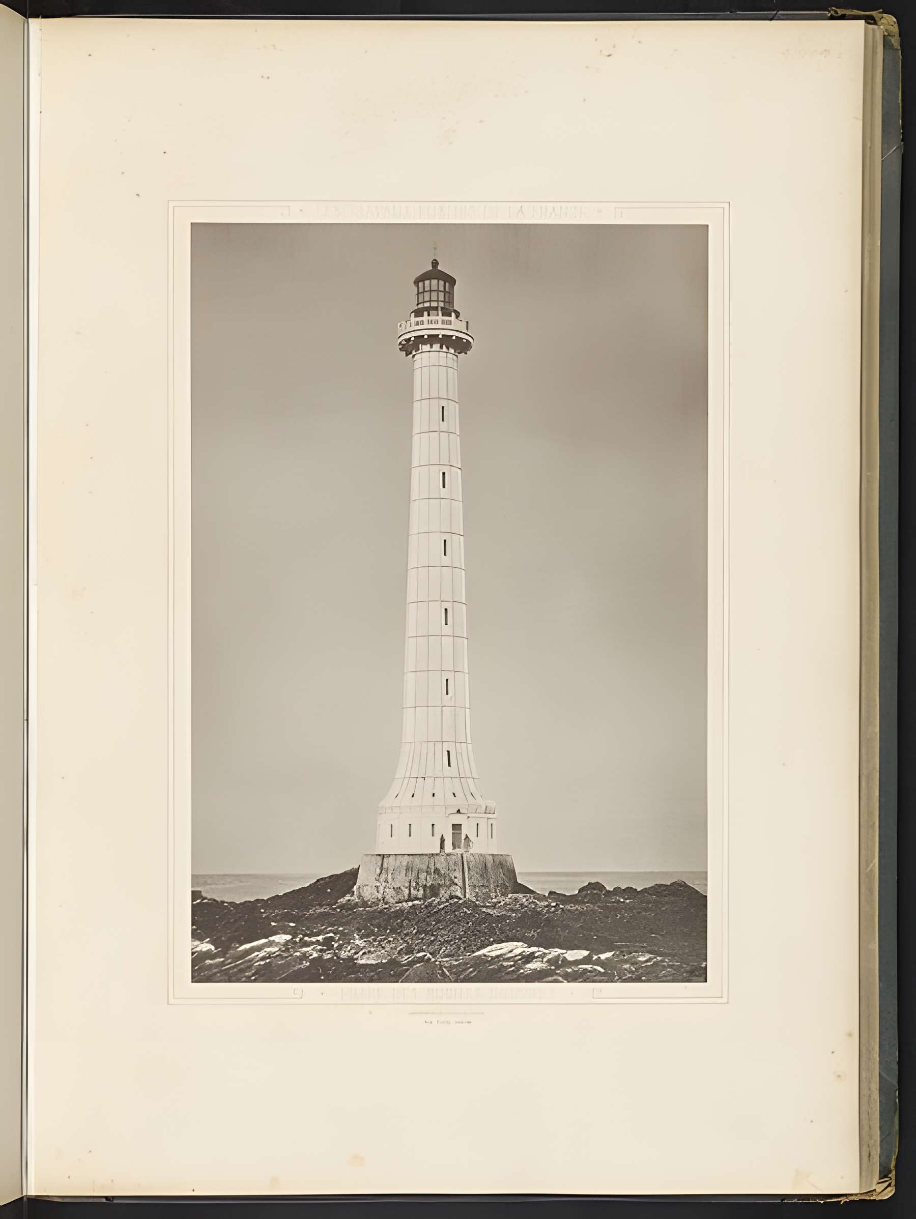 Phare des Roches-Douvres