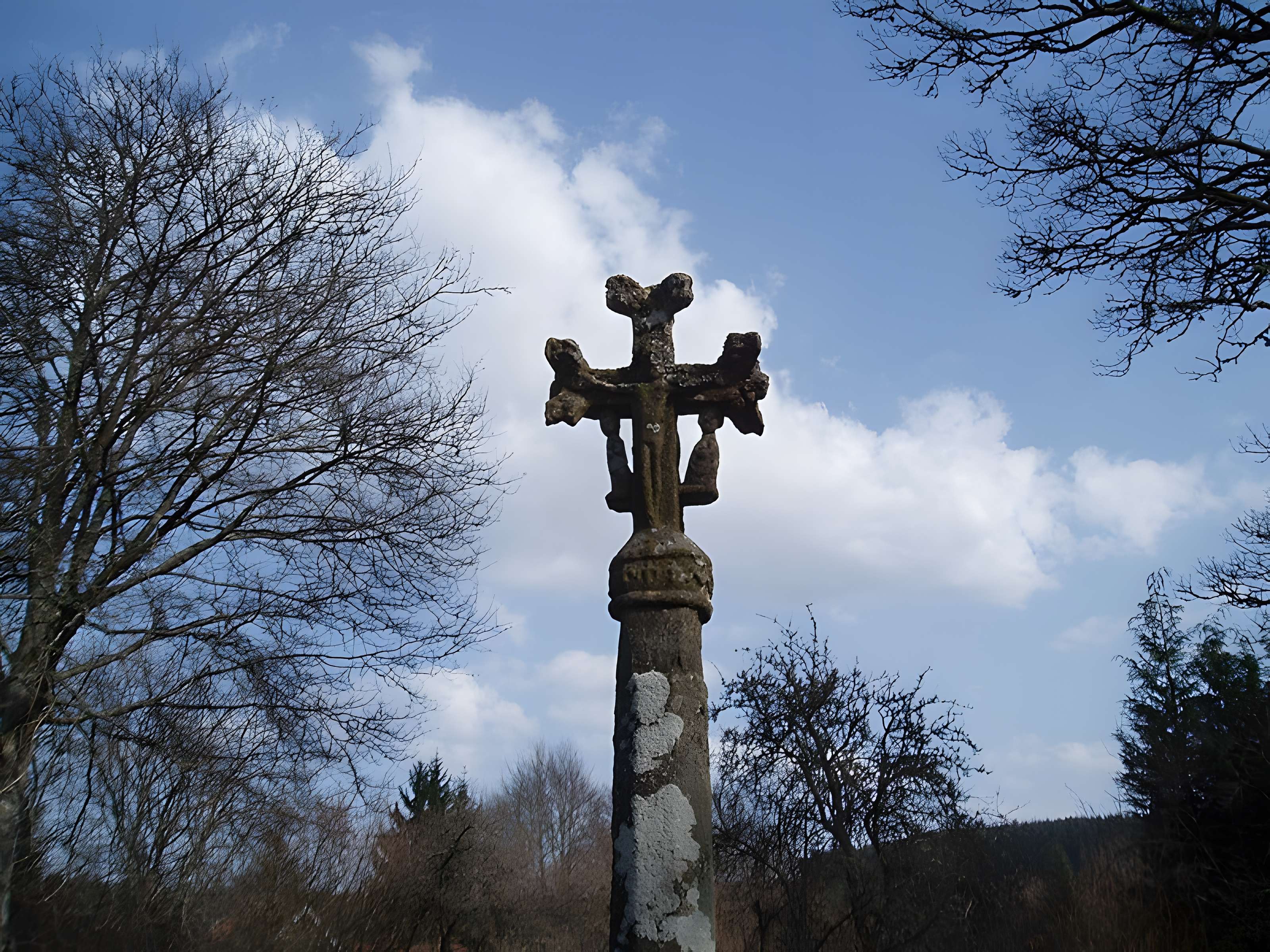 Croix sculptée du XVe ou du XVIe siècle