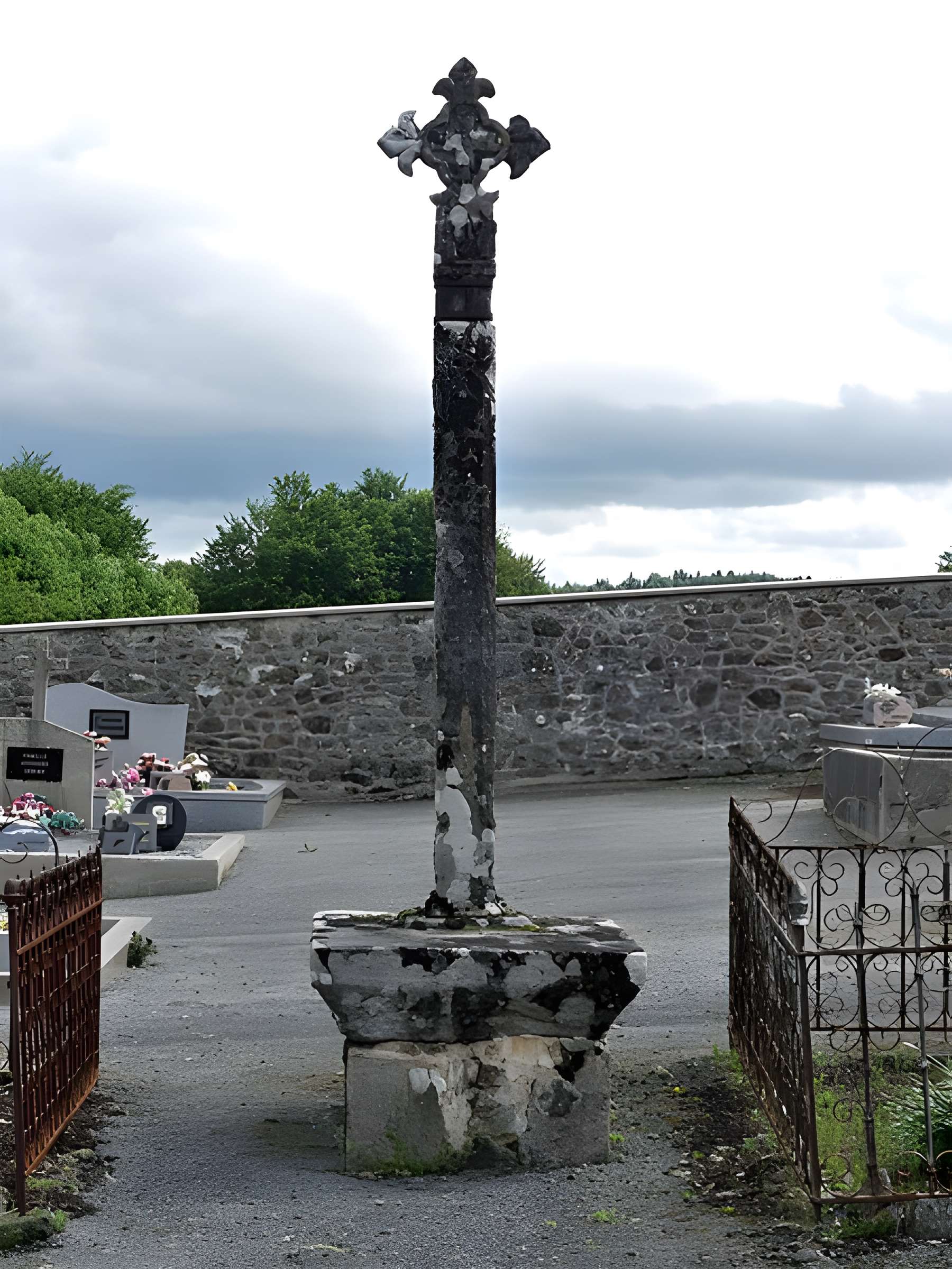 Croix de cimetière du XVIe siècle
