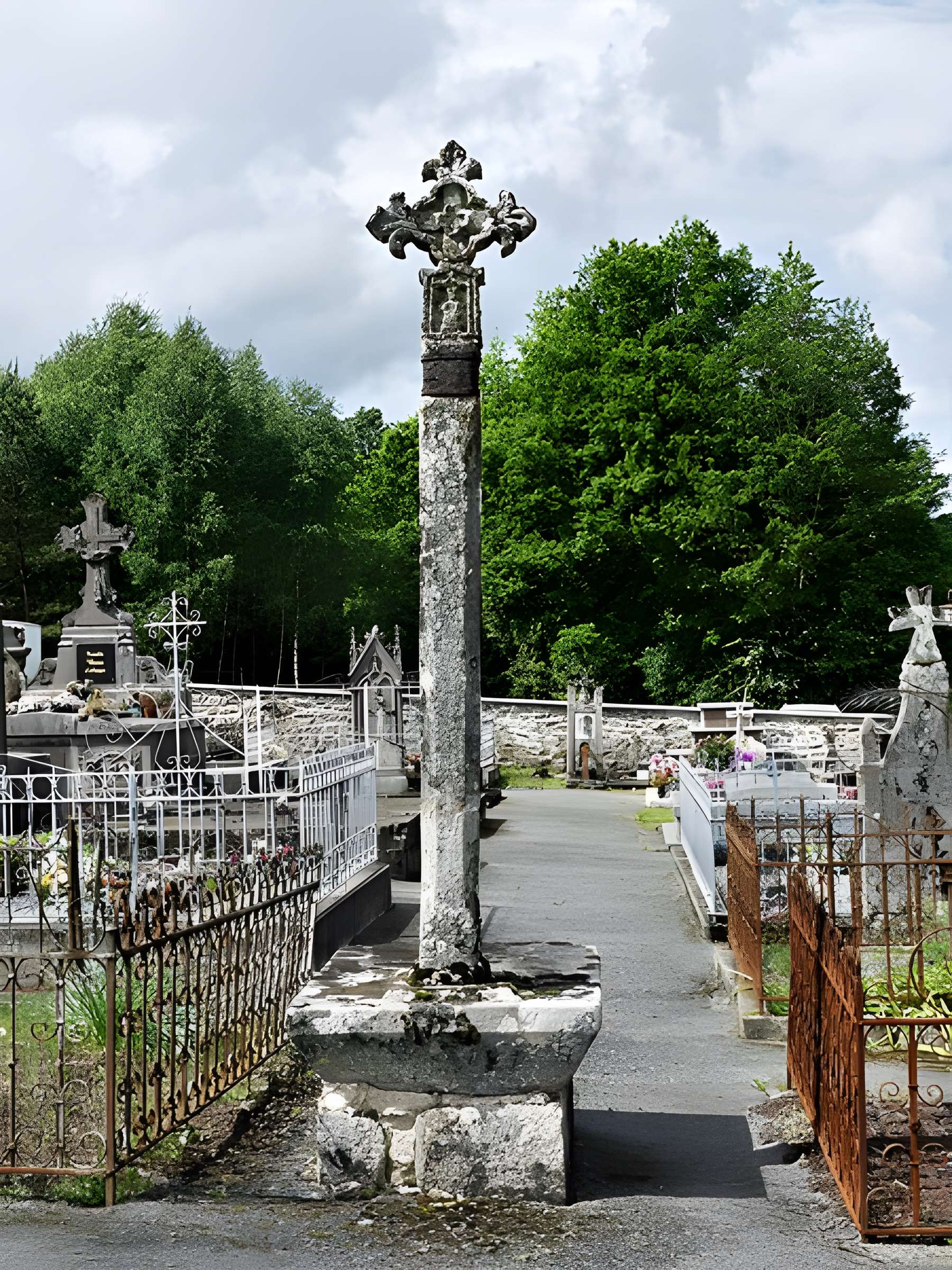Croix de cimetière du XVIe siècle