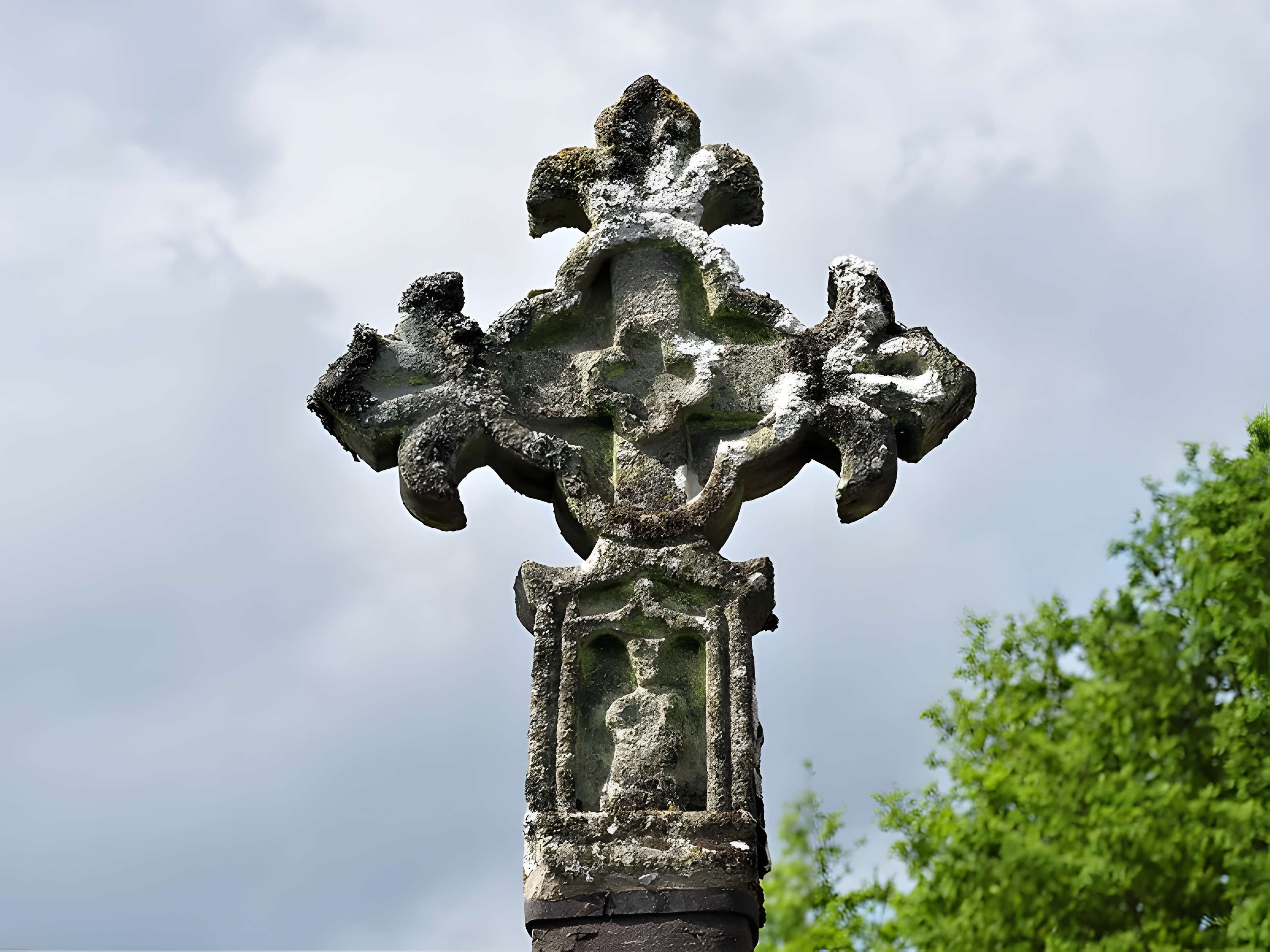 Croix de cimetière du XVIe siècle