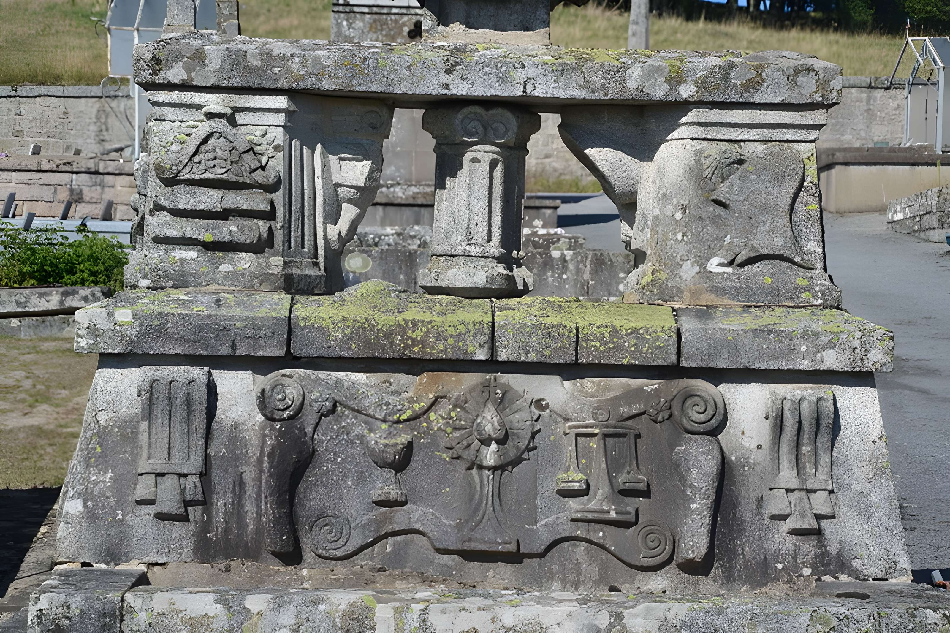 Monument funéraire de Pierre-Victor Loth