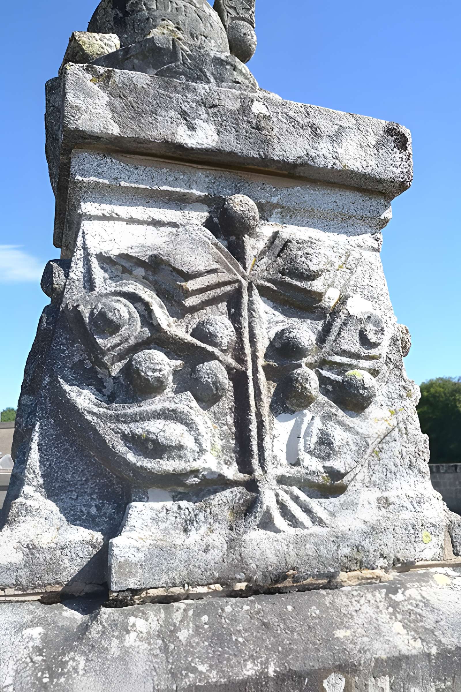 Monument funéraire de Pierre-Victor Loth