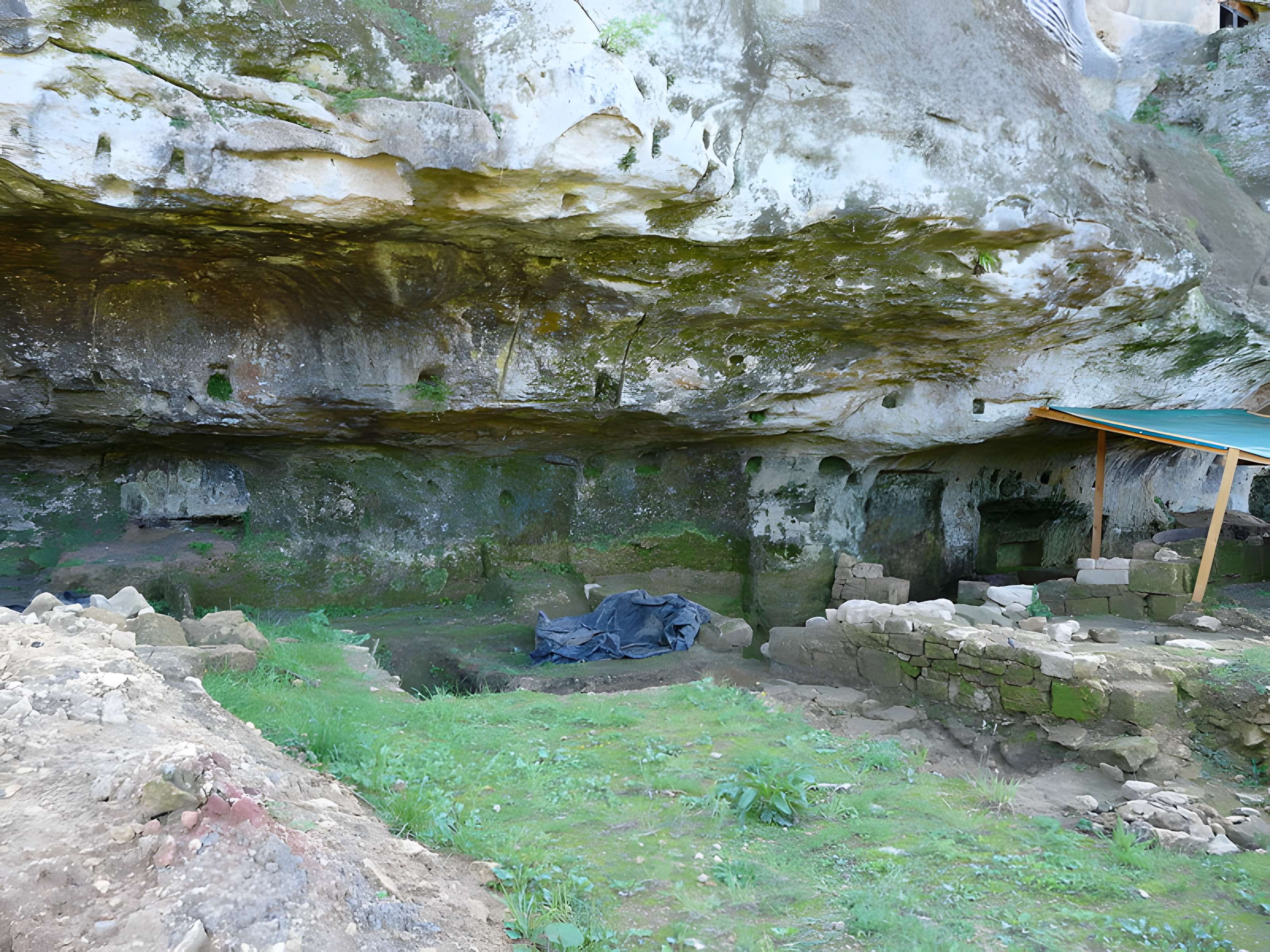 Grotte du château de Comarque