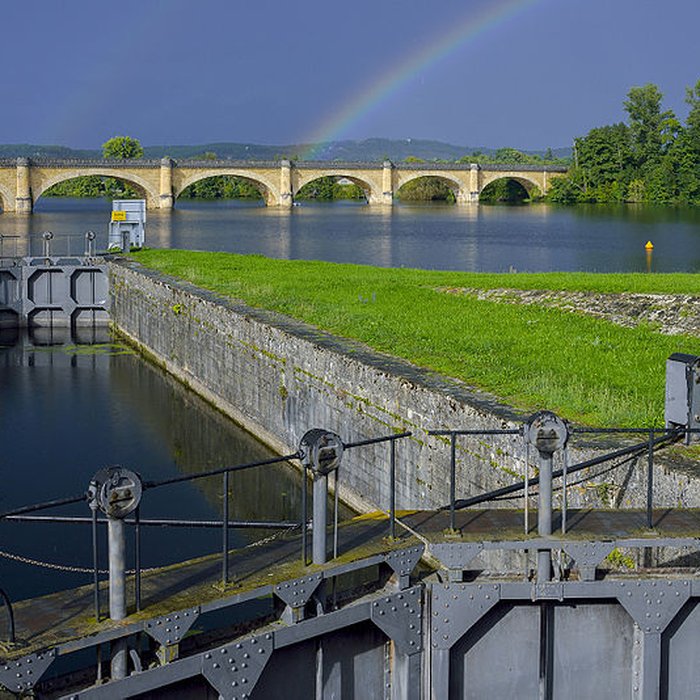 Photo de Canal de Lalinde écluse de Mauzac, y compris laqueduc dalimentation du canal, le pont supérieur qui lui fait suite et les façades et toitures de la maison éclusière de Mauzac