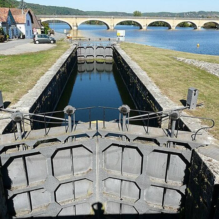 Photo de Canal de Lalinde écluse de Mauzac, y compris laqueduc dalimentation du canal, le pont supérieur qui lui fait suite et les façades et toitures de la maison éclusière de Mauzac