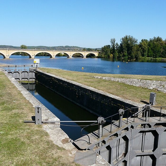Photo de Canal de Lalinde écluse de Mauzac, y compris laqueduc dalimentation du canal, le pont supérieur qui lui fait suite et les façades et toitures de la maison éclusière de Mauzac