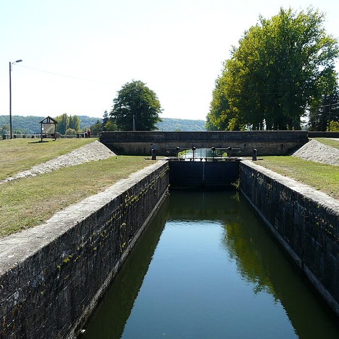 Photo de Canal de Lalinde écluse de Mauzac, y compris laqueduc dalimentation du canal, le pont supérieur qui lui fait suite et les façades et toitures de la maison éclusière de Mauzac