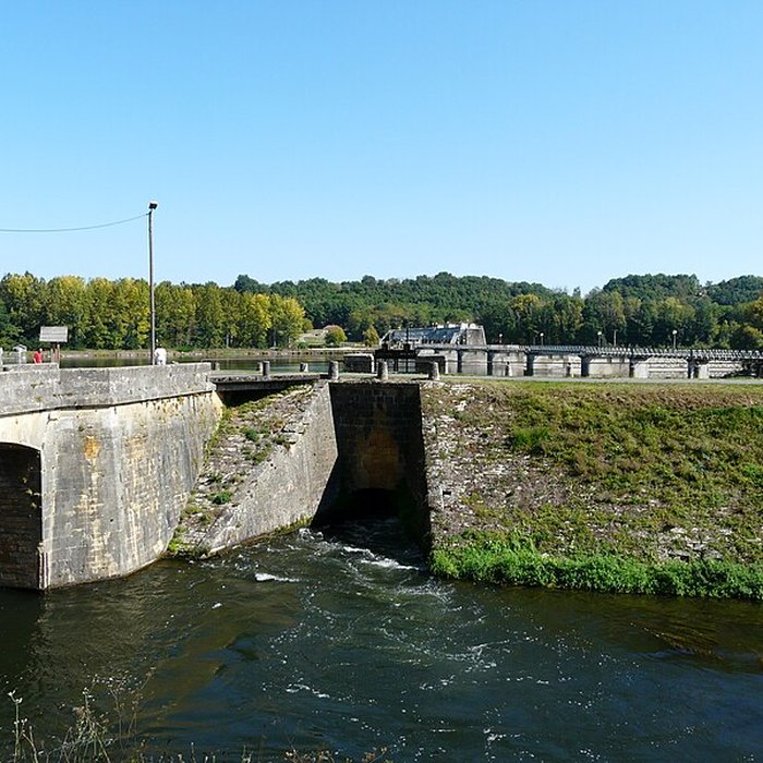 Photo de Canal de Lalinde écluse de Mauzac, y compris laqueduc dalimentation du canal, le pont supérieur qui lui fait suite et les façades et toitures de la maison éclusière de Mauzac