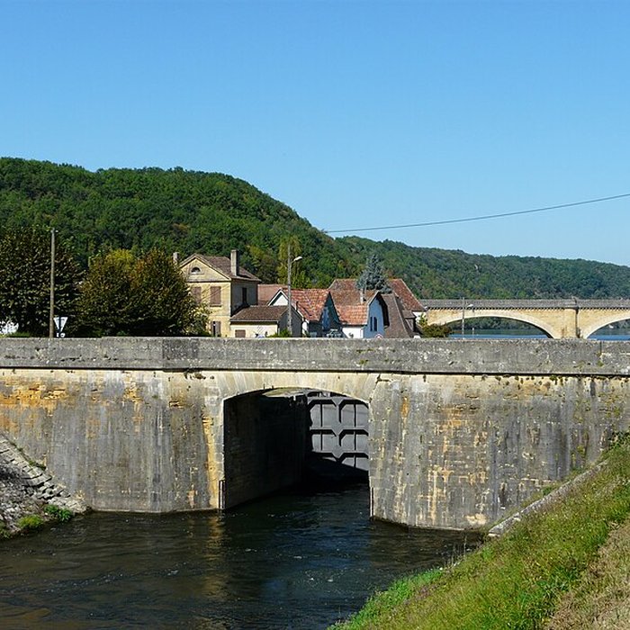 Photo de Canal de Lalinde écluse de Mauzac, y compris laqueduc dalimentation du canal, le pont supérieur qui lui fait suite et les façades et toitures de la maison éclusière de Mauzac