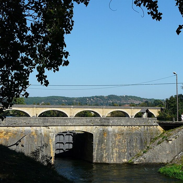 Photo de Canal de Lalinde écluse de Mauzac, y compris laqueduc dalimentation du canal, le pont supérieur qui lui fait suite et les façades et toitures de la maison éclusière de Mauzac