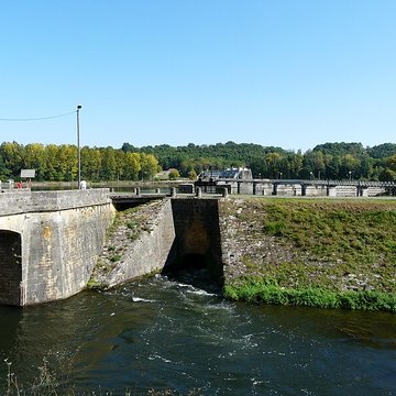 Canal de Lalinde écluse de Mauzac, y compris laqueduc dalimentation du canal, le pont supérieur qui lui fait suite et les façades et toitures de la maison éclusière de Mauzac
