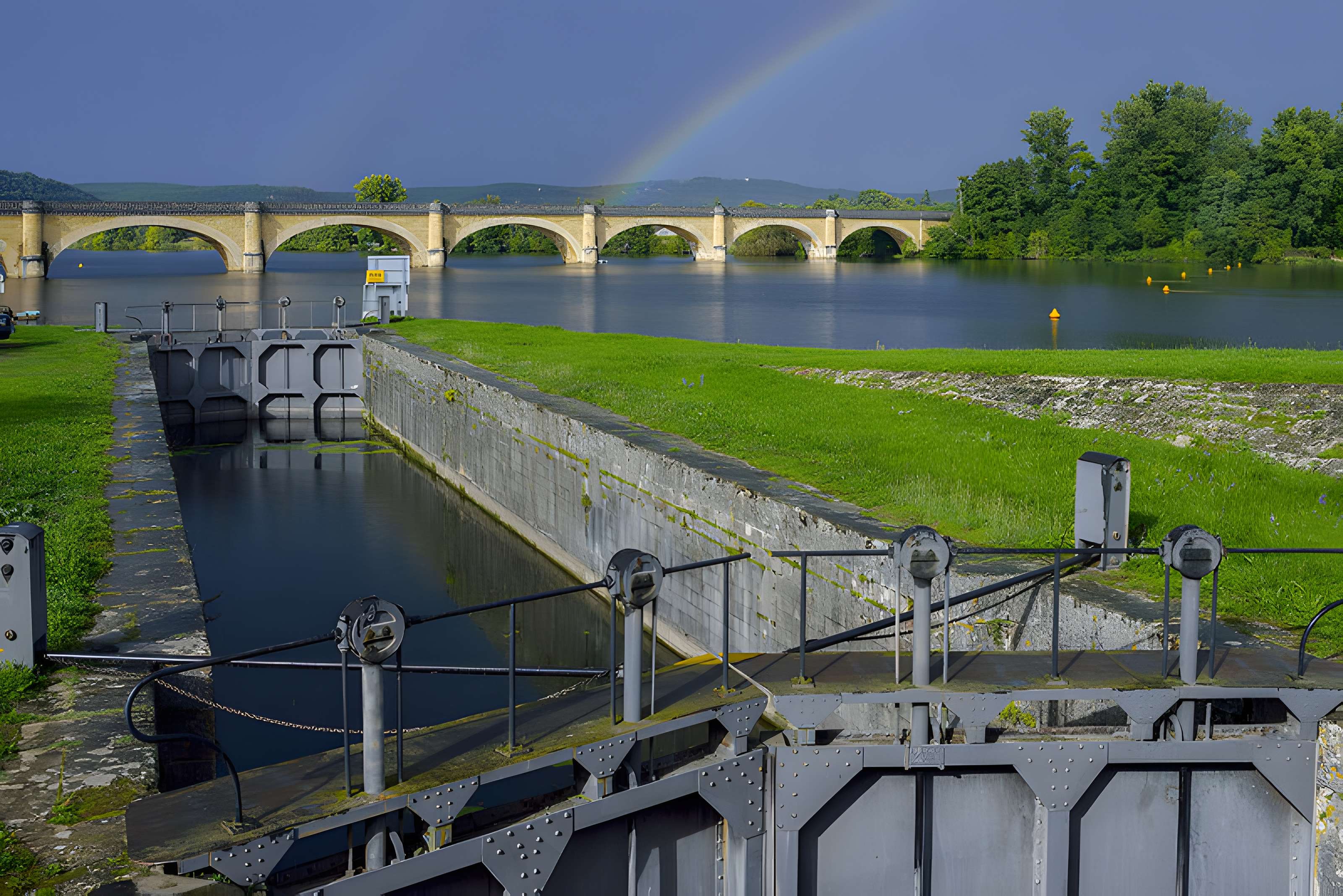 Canal de Lalinde (écluse de Mauzac, y compris l'aqueduc d'alimentation du canal, le pont supérieur qui lui fait suite et les façades et toitures de la maison éclusière de Mauzac)
