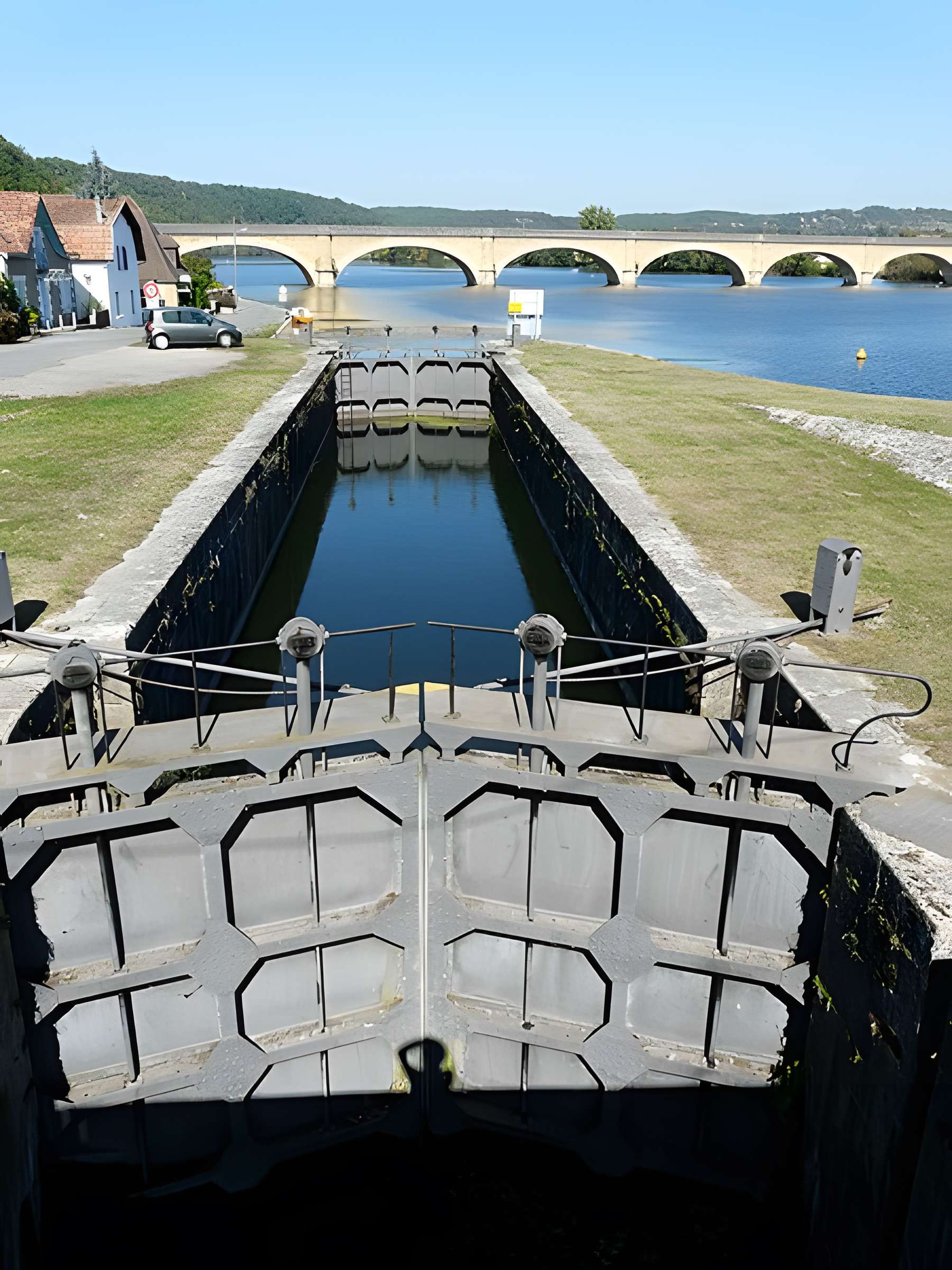 Canal de Lalinde (écluse de Mauzac, y compris l'aqueduc d'alimentation du canal, le pont supérieur qui lui fait suite et les façades et toitures de la maison éclusière de Mauzac)