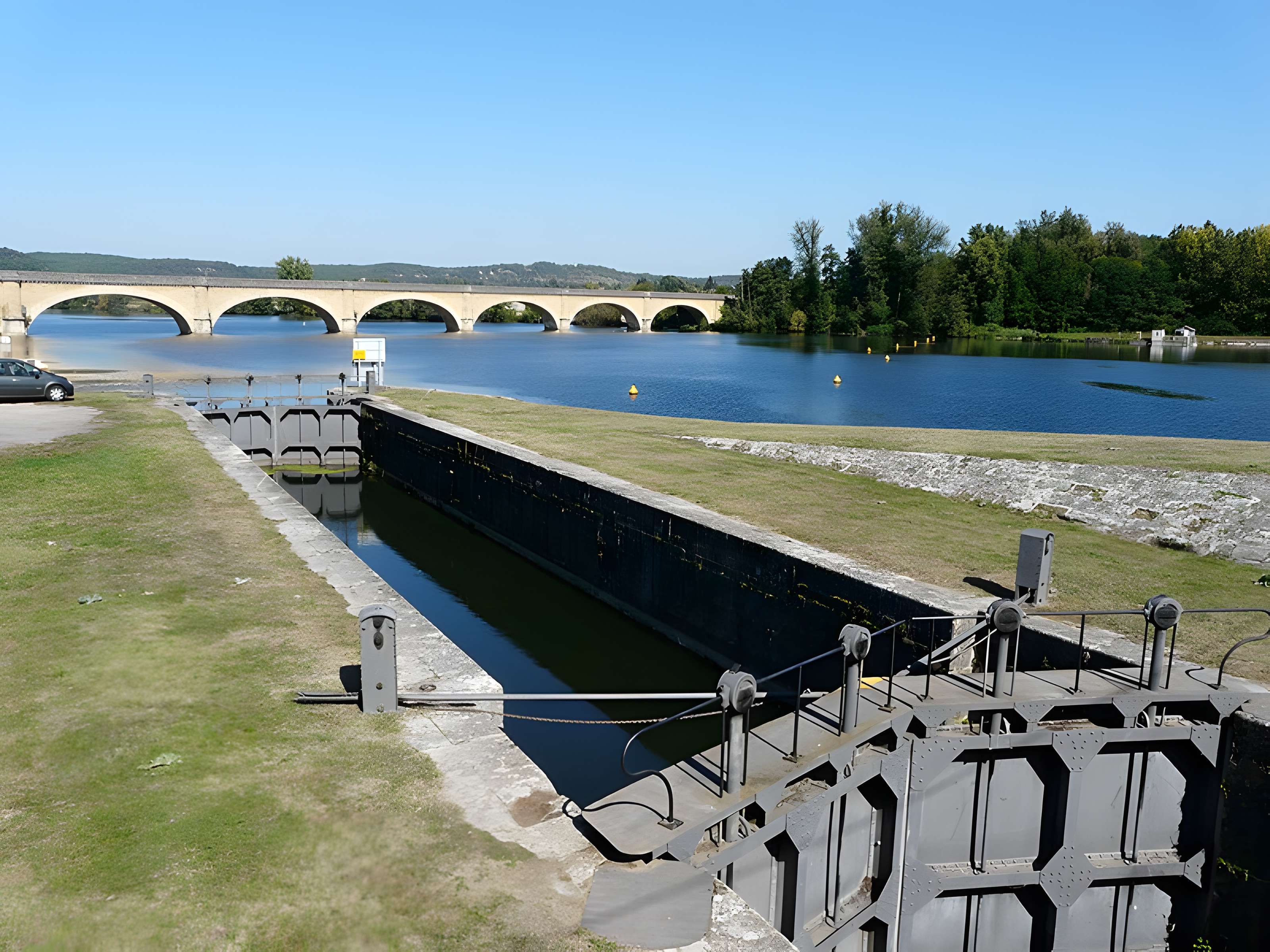 Canal de Lalinde (écluse de Mauzac, y compris l'aqueduc d'alimentation du canal, le pont supérieur qui lui fait suite et les façades et toitures de la maison éclusière de Mauzac)