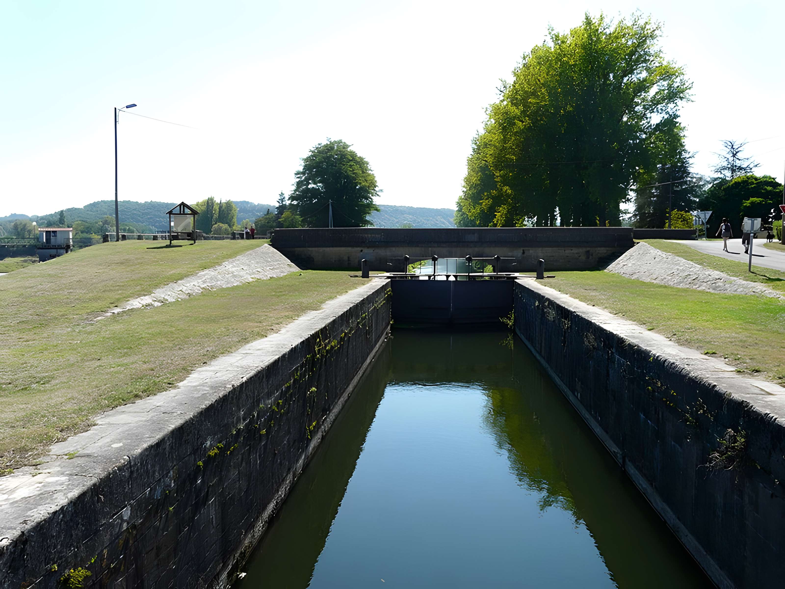 Canal de Lalinde (écluse de Mauzac, y compris l'aqueduc d'alimentation du canal, le pont supérieur qui lui fait suite et les façades et toitures de la maison éclusière de Mauzac)