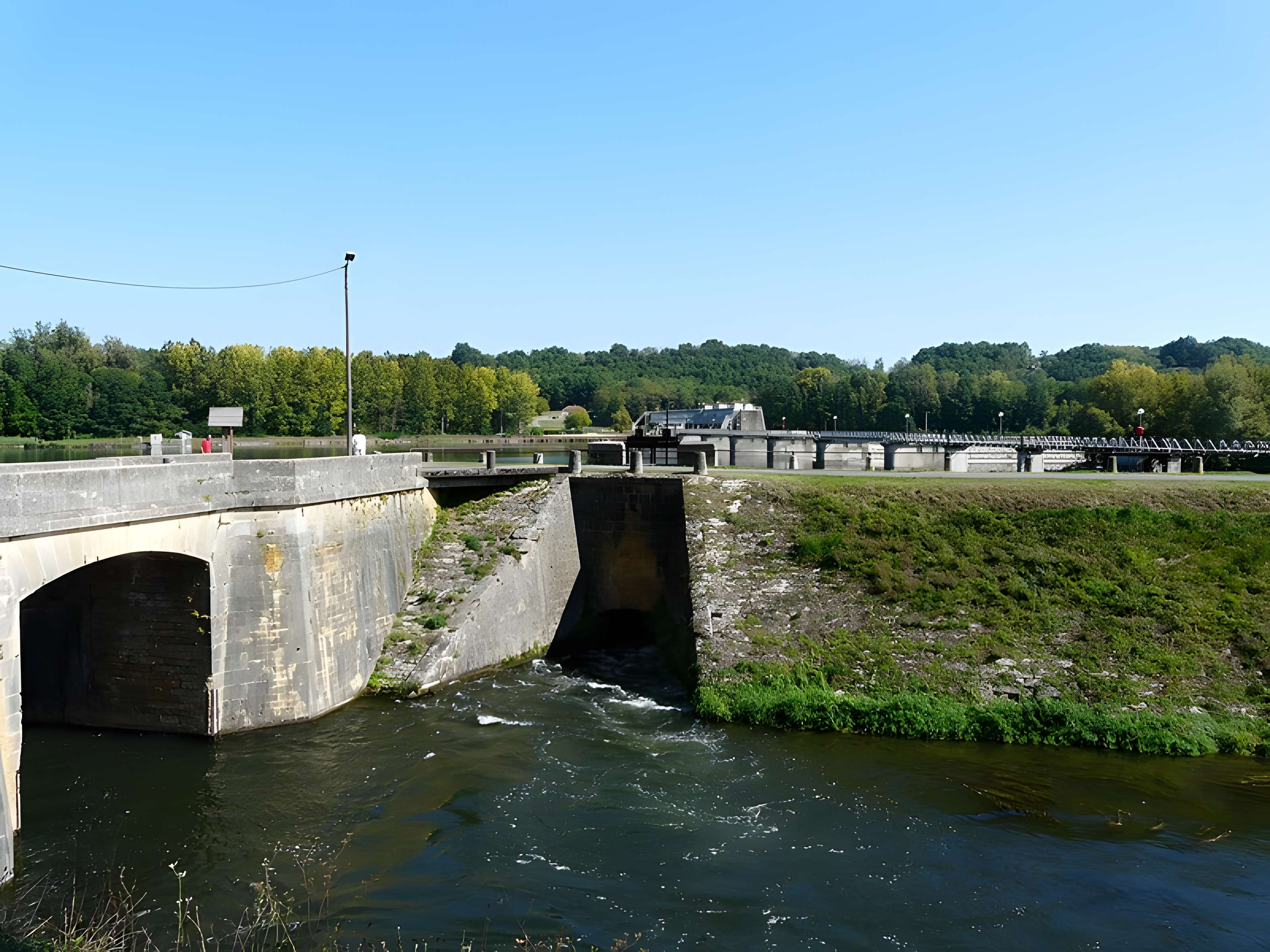 Canal de Lalinde (écluse de Mauzac, y compris l'aqueduc d'alimentation du canal, le pont supérieur qui lui fait suite et les façades et toitures de la maison éclusière de Mauzac)