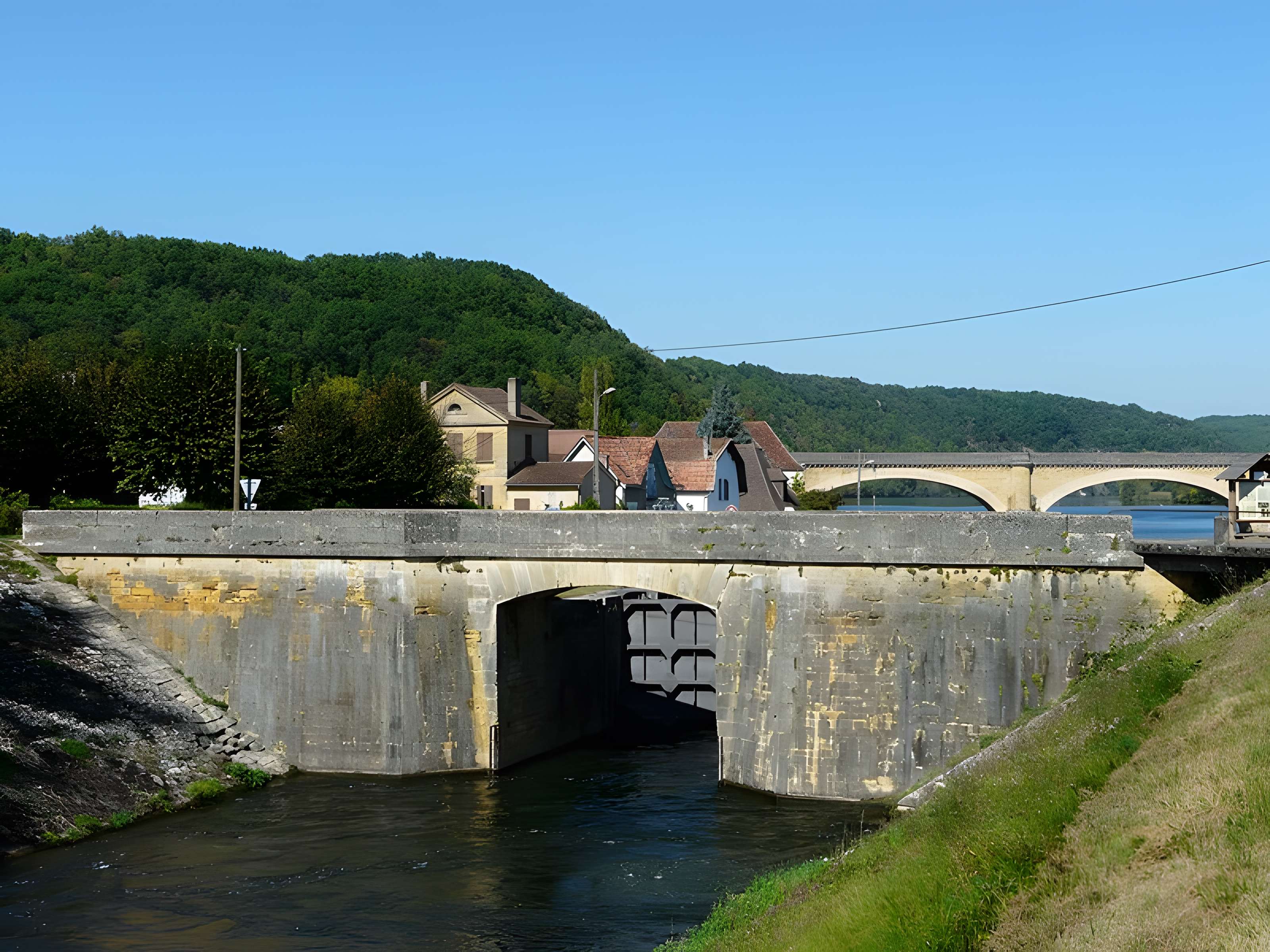 Canal de Lalinde (écluse de Mauzac, y compris l'aqueduc d'alimentation du canal, le pont supérieur qui lui fait suite et les façades et toitures de la maison éclusière de Mauzac)