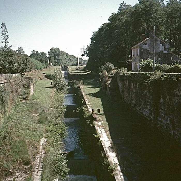 Photo de Canal de Lalinde groupe des écluses, y compris le bassin de croisement, ponts supérieur et inférieur, façades et toitures des maisons éclusières aval et amont, lieudit Tuilières