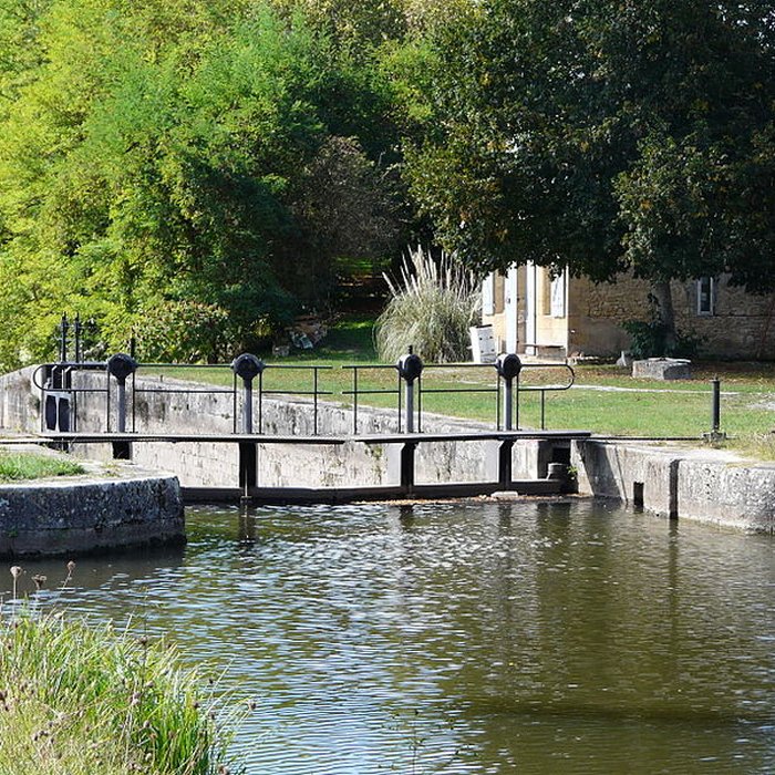 Photo de Canal de Lalinde groupe des écluses, y compris le bassin de croisement, ponts supérieur et inférieur, façades et toitures des maisons éclusières aval et amont, lieudit Tuilières