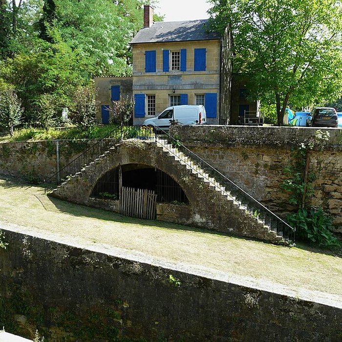 Photo de Canal de Lalinde groupe des écluses, y compris le bassin de croisement, ponts supérieur et inférieur, façades et toitures des maisons éclusières aval et amont, lieudit Tuilières