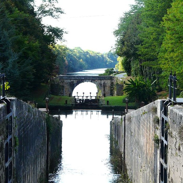 Photo de Canal de Lalinde groupe des écluses, y compris le bassin de croisement, ponts supérieur et inférieur, façades et toitures des maisons éclusières aval et amont, lieudit Tuilières