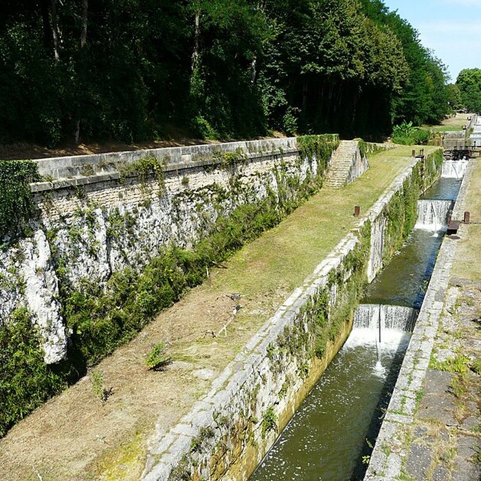 Photo de Canal de Lalinde groupe des écluses, y compris le bassin de croisement, ponts supérieur et inférieur, façades et toitures des maisons éclusières aval et amont, lieudit Tuilières