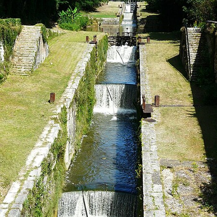 Photo de Canal de Lalinde groupe des écluses, y compris le bassin de croisement, ponts supérieur et inférieur, façades et toitures des maisons éclusières aval et amont, lieudit Tuilières