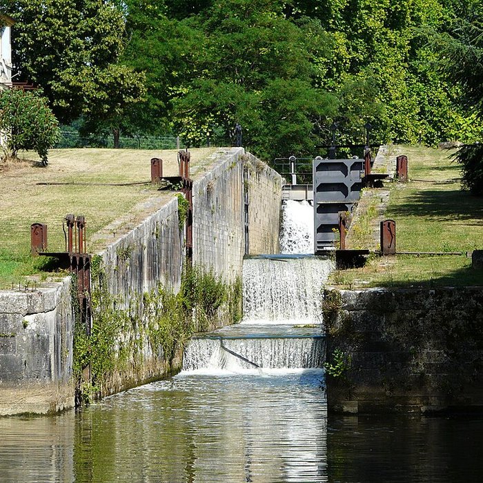 Photo de Canal de Lalinde groupe des écluses, y compris le bassin de croisement, ponts supérieur et inférieur, façades et toitures des maisons éclusières aval et amont, lieudit Tuilières