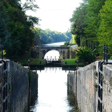 Canal de Lalinde groupe des écluses, y compris le bassin de croisement, ponts supérieur et inférieur, façades et toitures des maisons éclusières aval et amont, lieudit Tuilières