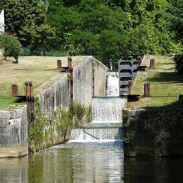 Canal de Lalinde groupe des écluses, y compris le bassin de croisement, ponts supérieur et inférieur, façades et toitures des maisons éclusières aval et amont, lieudit Tuilières