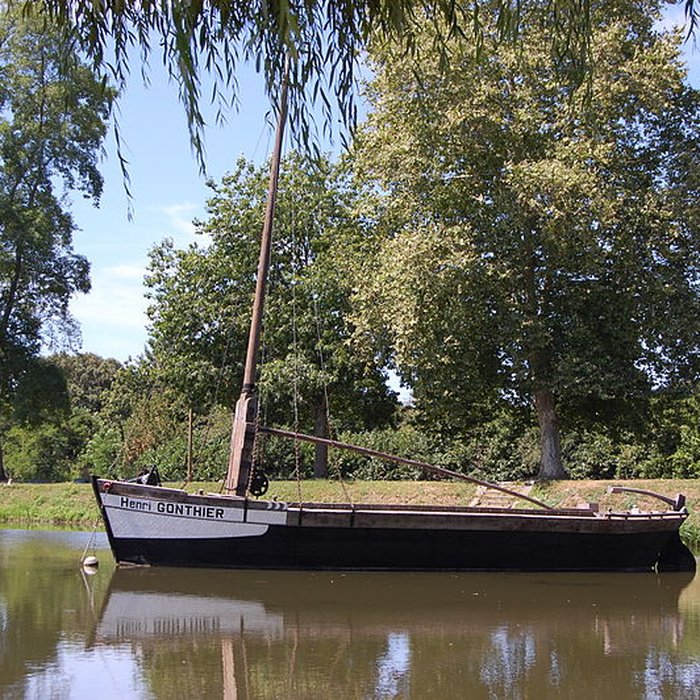 Photo de Canal de Lalinde bassin de radoub, y compris son gril