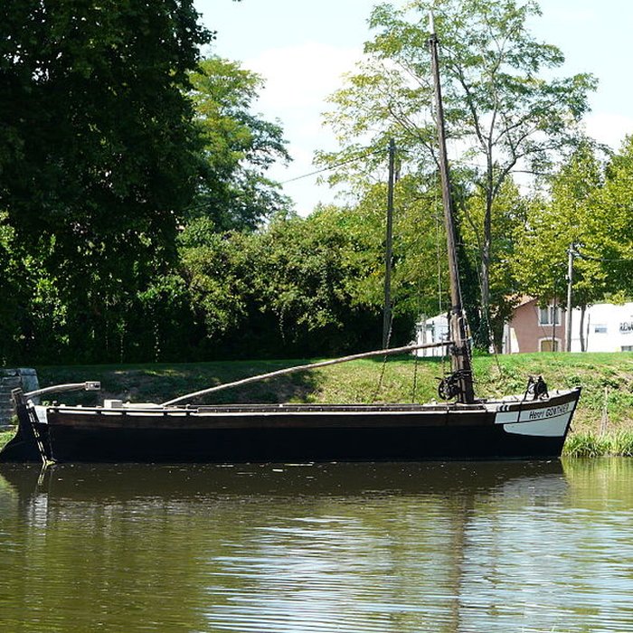 Photo de Canal de Lalinde bassin de radoub, y compris son gril