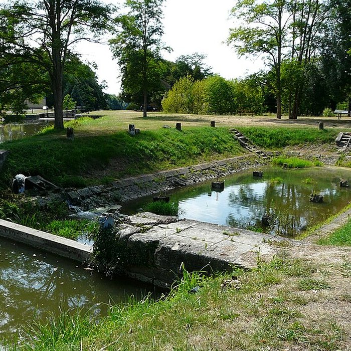 Photo de Canal de Lalinde bassin de radoub, y compris son gril