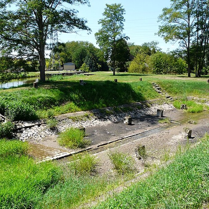 Photo de Canal de Lalinde bassin de radoub, y compris son gril