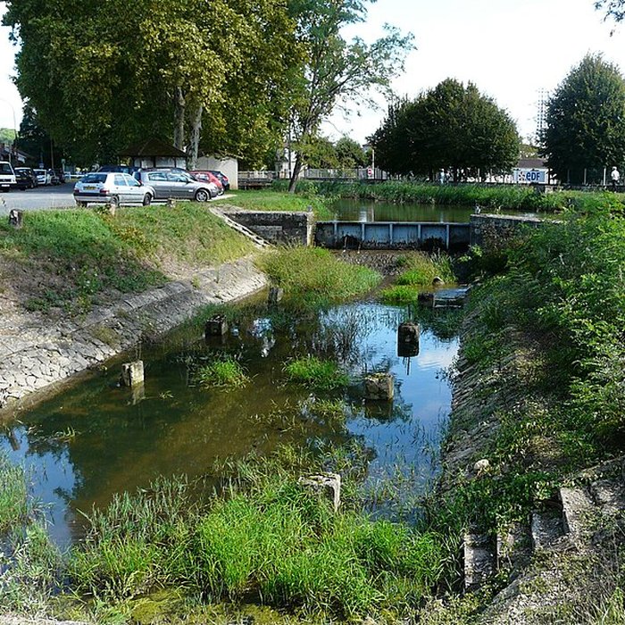 Photo de Canal de Lalinde bassin de radoub, y compris son gril