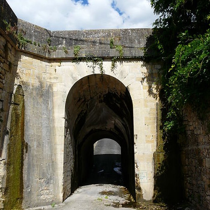 Photo de Canal de Lalinde bassin de radoub, y compris son gril