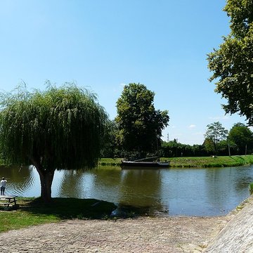 Canal de Lalinde bassin de radoub, y compris son gril