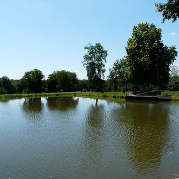 Canal de Lalinde bassin de radoub, y compris son gril