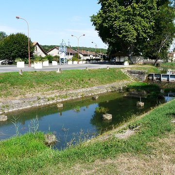 Canal de Lalinde bassin de radoub, y compris son gril