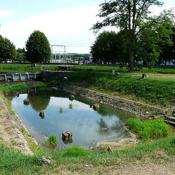 Canal de Lalinde bassin de radoub, y compris son gril
