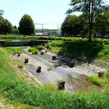 Canal de Lalinde bassin de radoub, y compris son gril