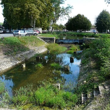 Canal de Lalinde bassin de radoub, y compris son gril