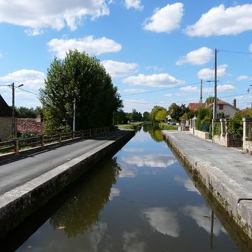 Canal de Lalinde bassin de radoub, y compris son gril