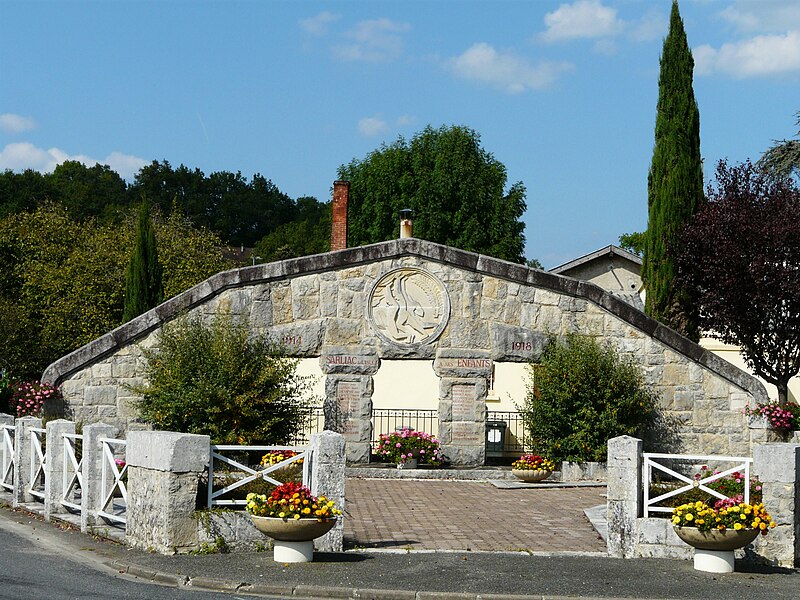 Photo de Monument aux morts de la guerre1914-1918, situé au carrefour des rues du Monument-aux-Morts et de l'Isle