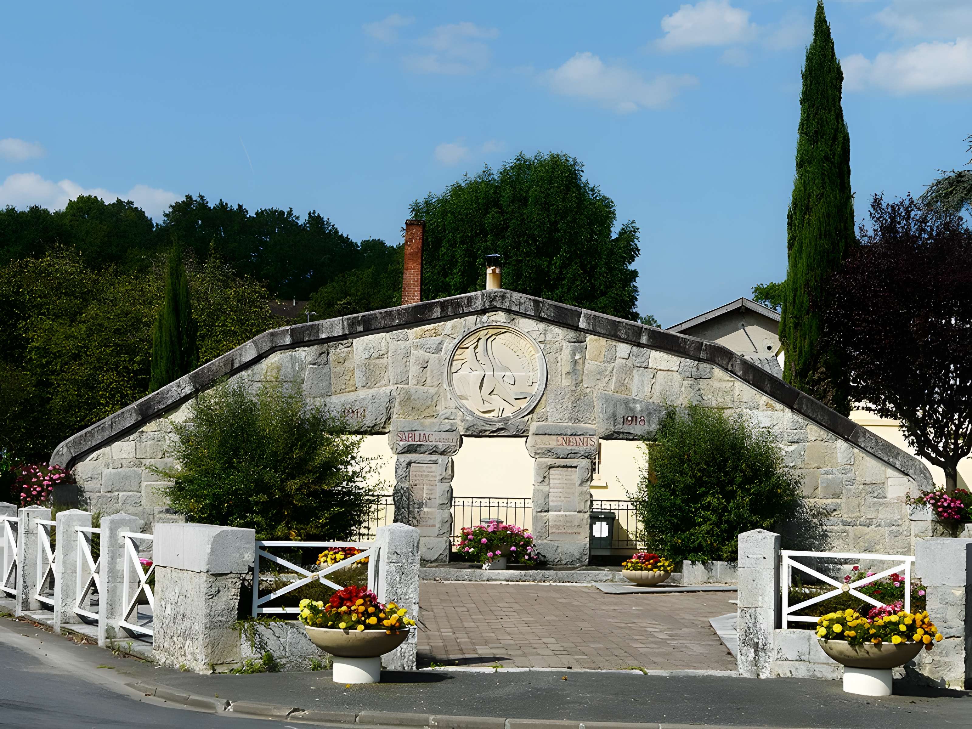 Monument aux morts de la guerre1914-1918, situé au carrefour des rues du Monument-aux-Morts et de l'Isle