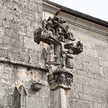 Croix devant léglise