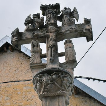 Croix devant léglise
