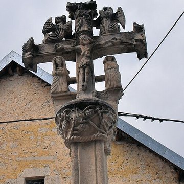 Croix devant léglise