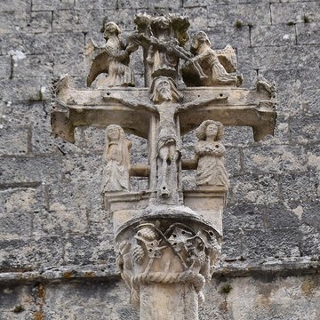 Croix devant léglise